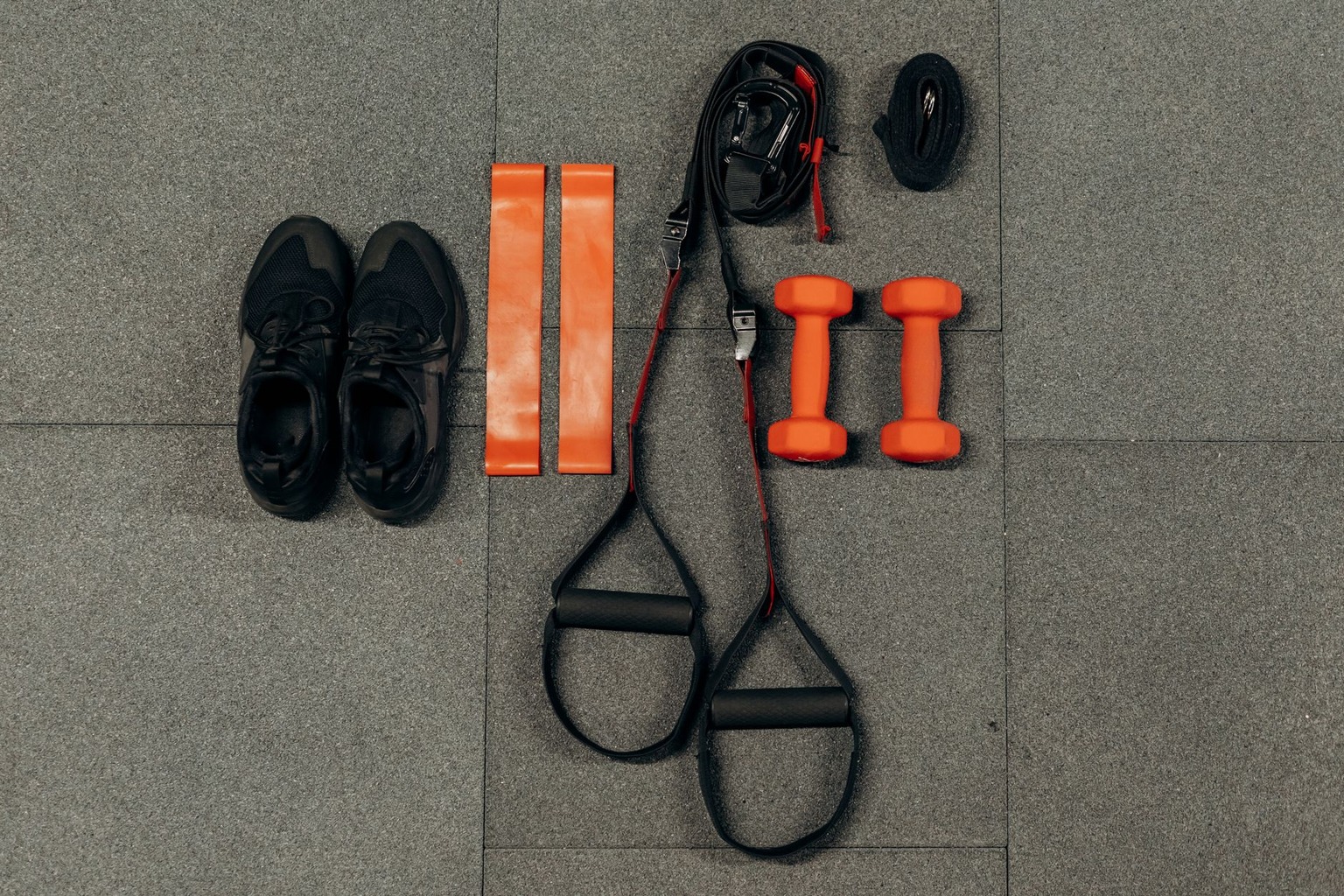 Trening funkcjonalny w domu — ćwiczenia dla lepszej codziennej sprawności — Jak dostosować trening funkcjonalny do własn Trening funkcjonalny w domu — ćwiczenia dla lepszej codziennej sprawności — Jak dostosować trening funkcjonalny do własn